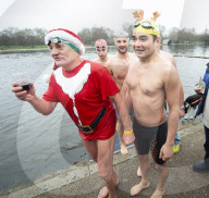 FEATURE - Schwimmen in eisigen Temperaturen im Serpentine Club im Hyde Park