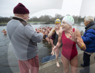 FEATURE - Schwimmen in eisigen Temperaturen im Serpentine Club im Hyde Park