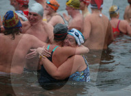 FEATURE - Schwimmen in eisigen Temperaturen imSerpentine Club im Hyde Park