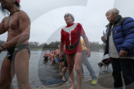 FEATURE - Schwimmen in eisigen Temperaturen imSerpentine Club im Hyde Park