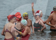 FEATURE - Schwimmen in eisigen Temperaturen imSerpentine Club im Hyde Park