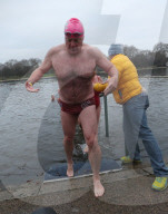 FEATURE - Schwimmen in eisigen Temperaturen imSerpentine Club im Hyde Park