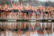FEATURE - Schwimmen in eisigen Temperaturen imSerpentine Club im Hyde Park