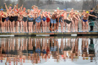 FEATURE - Schwimmen in eisigen Temperaturen imSerpentine Club im Hyde Park