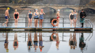 FEATURE - Schwimmen in eisigen Temperaturen imSerpentine Club im Hyde Park
