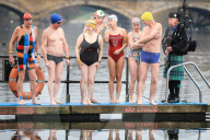 FEATURE - Schwimmen in eisigen Temperaturen imSerpentine Club im Hyde Park