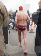 FEATURE - Schwimmen in eisigen Temperaturen imSerpentine Club im Hyde Park