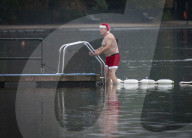 FEATURE - Schwimmen in eisigen Temperaturen imSerpentine Club im Hyde Park