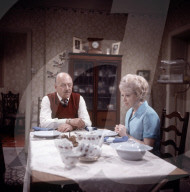 PEOPLE - June Whitfield im Alter von 93 Jahren gestorben