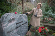 EXKLUSIV - Sabine Wussow besucht die Gräber ihrer Ehemänner auf einem Friedhof in Berlin