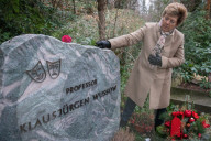 EXKLUSIV - Sabine Wussow besucht die Gräber ihrer Ehemänner auf einem Friedhof in Berlin