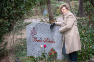 EXKLUSIV - Sabine Wussow besucht die Gräber ihrer Ehemänner auf einem Friedhof in Berlin
