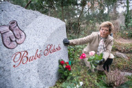 EXKLUSIV - Sabine Wussow besucht die Gräber ihrer Ehemänner auf einem Friedhof in Berlin