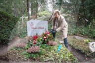 EXKLUSIV - Sabine Wussow besucht die Gräber ihrer Ehemänner auf einem Friedhof in Berlin