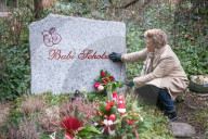 EXKLUSIV - Sabine Wussow besucht die Gräber ihrer Ehemänner auf einem Friedhof in Berlin