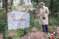 EXKLUSIV - Sabine Wussow besucht die Gräber ihrer Ehemänner auf einem Friedhof in Berlin