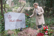 EXKLUSIV - Sabine Wussow besucht die Gräber ihrer Ehemänner auf einem Friedhof in Berlin