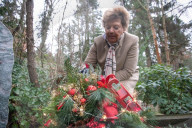 EXKLUSIV - Sabine Wussow besucht die Gräber ihrer Ehemänner auf einem Friedhof in Berlin