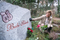 EXKLUSIV - Sabine Wussow besucht die Gräber ihrer Ehemänner auf einem Friedhof in Berlin