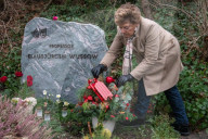 EXKLUSIV - Sabine Wussow besucht die Gräber ihrer Ehemänner auf einem Friedhof in Berlin