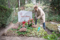 EXKLUSIV - Sabine Wussow besucht die Gräber ihrer Ehemänner auf einem Friedhof in Berlin