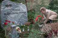 EXKLUSIV - Sabine Wussow besucht die Gräber ihrer Ehemänner auf einem Friedhof in Berlin