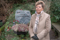 EXKLUSIV - Sabine Wussow besucht die Gräber ihrer Ehemänner auf einem Friedhof in Berlin