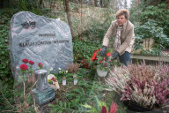 EXKLUSIV - Sabine Wussow besucht die Gräber ihrer Ehemänner auf einem Friedhof in Berlin