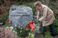 EXKLUSIV - Sabine Wussow besucht die Gräber ihrer Ehemänner auf einem Friedhof in Berlin