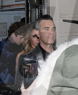 PEOPLE - Robbie und Ayda Williams in London unterwegs