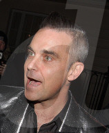 PEOPLE - Robbie und Ayda Williams in London unterwegs