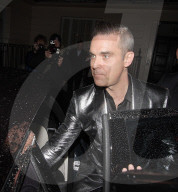 PEOPLE - Robbie und Ayda Williams in London unterwegs