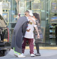PEOPLE - Justin Bieber und Hailey Baldwin mehr oder weniger stylish in Beverly Hills unterwegs