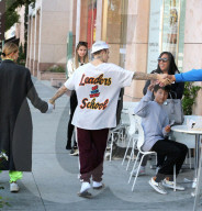 PEOPLE - Justin Bieber und Hailey Baldwin mehr oder weniger stylish in Beverly Hills unterwegs