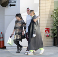 PEOPLE - Justin Bieber und Hailey Baldwin mehr oder weniger stylish in Beverly Hills unterwegs