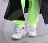 PEOPLE - Justin Bieber und Hailey Baldwin mehr oder weniger stylish in Beverly Hills unterwegs