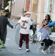 PEOPLE - Justin Bieber und Hailey Baldwin mehr oder weniger stylish in Beverly Hills unterwegs