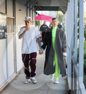PEOPLE - Justin Bieber und Hailey Baldwin mehr oder weniger stylish in Beverly Hills unterwegs