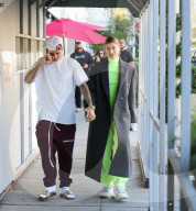 PEOPLE - Justin Bieber und Hailey Baldwin mehr oder weniger stylish in Beverly Hills unterwegs