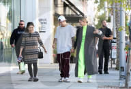 PEOPLE - Justin Bieber und Hailey Baldwin mehr oder weniger stylish in Beverly Hills unterwegs