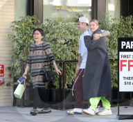 PEOPLE - Justin Bieber und Hailey Baldwin mehr oder weniger stylish in Beverly Hills unterwegs