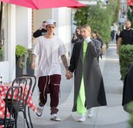 PEOPLE - Justin Bieber und Hailey Baldwin mehr oder weniger stylish in Beverly Hills unterwegs