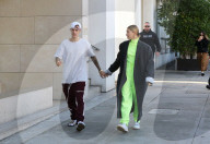 PEOPLE - Justin Bieber und Hailey Baldwin mehr oder weniger stylish in Beverly Hills unterwegs