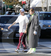 PEOPLE - Justin Bieber und Hailey Baldwin mehr oder weniger stylish in Beverly Hills unterwegs