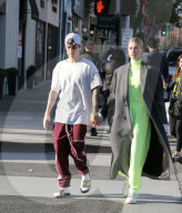 PEOPLE - Justin Bieber und Hailey Baldwin mehr oder weniger stylish in Beverly Hills unterwegs