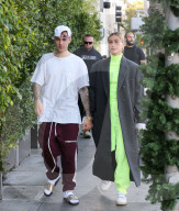PEOPLE - Justin Bieber und Hailey Baldwin mehr oder weniger stylish in Beverly Hills unterwegs