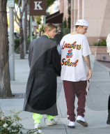 PEOPLE - Justin Bieber und Hailey Baldwin mehr oder weniger stylish in Beverly Hills unterwegs