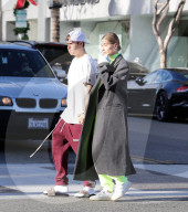 PEOPLE - Justin Bieber und Hailey Baldwin mehr oder weniger stylish in Beverly Hills unterwegs