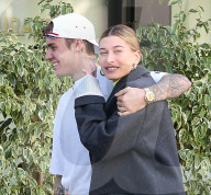 PEOPLE - Justin Bieber und Hailey Baldwin mehr oder weniger stylish in Beverly Hills unterwegs