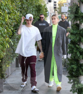 PEOPLE - Justin Bieber und Hailey Baldwin mehr oder weniger stylish in Beverly Hills unterwegs